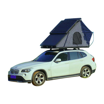 회색 차 옆 천장 지붕 위 삼각형 천장 방수 4x4