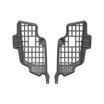 옆 창문 에 매달려 있는 그물 과 저장 상자 조직기 록 으로 해상 운송 이 용이 해졌다