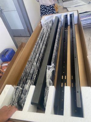 맞춤형 슬림라인 II 지붕 랙 키트와 함께 LC200의 오프로드 기능을 향상