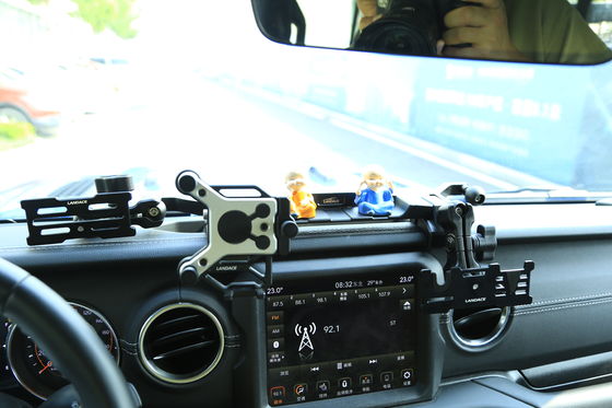 하드 애노딩 마감 차량 휴대 전화 홀더