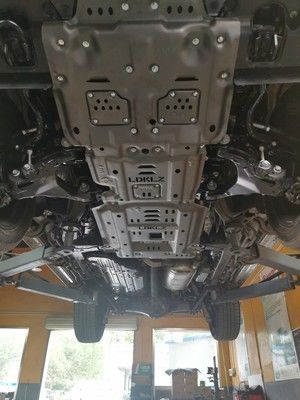 도요타 랜드 크루저 LC 200의 스키드 플레이트 엔진 커버 아래 100% 테스트 된 4mm 두께